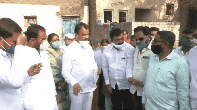 मुख्यमंत्र्यांच्या आवाहनाला मंत्री दत्तात्रय भरणे यांचा हरताळ; विकासकामांच्या उद्घाटनाच्या कार्यक्रमात सोशल डिस्टन्सिंगचा फज्जा