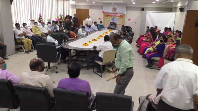 लोका सांगे ब्रह्मज्ञान, आपण मात्र कोरेडे पाषाण, केडीएमसीच्या उपायुक्तांच्या सेवा निवृत्तीच्या कार्यक्रमात सोशल डिस्टन्सिंगचा फज्जा