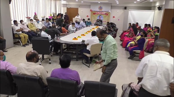 लोका सांगे ब्रह्मज्ञान, आपण मात्र कोरेडे पाषाण, केडीएमसीच्या उपायुक्तांच्या सेवा निवृत्तीच्या कार्यक्रमात सोशल डिस्टन्सिंगचा फज्जा