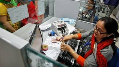 अलर्ट! या सरकारी बँकांमध्ये खातं असेल तर सावधान, हे नवे नियम माहिती नसतील तर येणार मोठ्या अडचणी