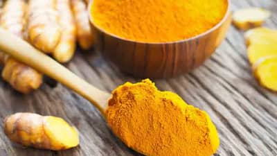 Turmeric Side Effects | पोटाच्या समस्यांपासून ते मुतखड्यापर्यंत, ‘हळदी’च्या अतिसेवनाने होऊ शकतात ‘हे’ दुष्परिणाम!