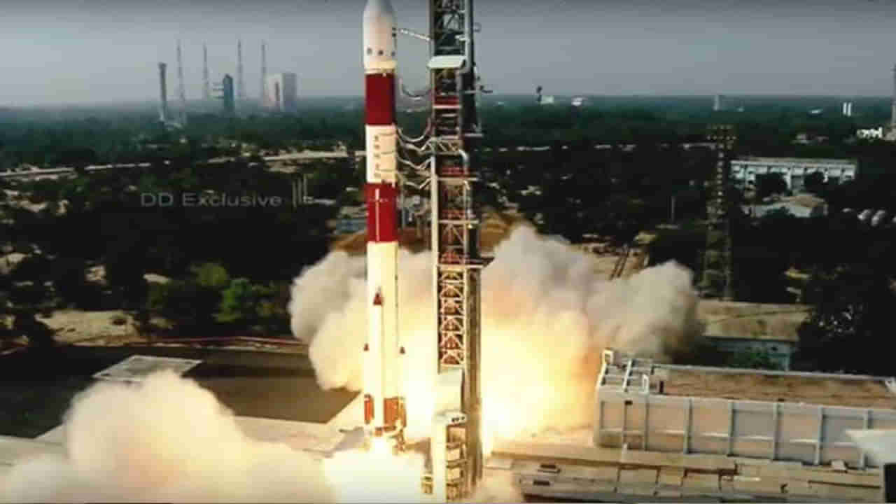 नवं वर्ष, नवं मिशन; ISROकडून 18 सॅटेलाइटचं यशस्वी लॉन्चिंग; भगवदगीता आणि मोदींचा फोटोही अंतराळात