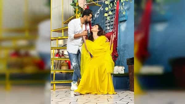 बिग बॉस फेम अभिनेत्री गौहर खान आणि प्रसिद्ध कोरिओग्राफर जैद दरबार सध्या सोशल मीडियावर चांगलेच कपल गोल्स देत आहेत.