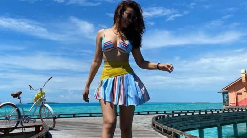 याच मालदीव व्हेकेशनचे काही फोटो आणि व्हिडीओ सोशल मीडियावर तिने शेअर केले आहेत. आता शेअर केलेल्या फोटोमध्ये सुरभीनं बिकिनी परिधान केली आहे.
