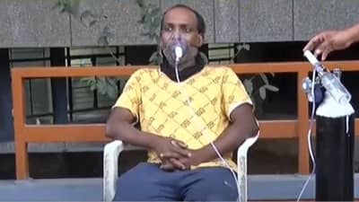 ऑक्सिजन सिलेंडर घेऊन कोरोना रुग्णाचा महापालिकेसमोर ठिय्या, बेड मिळत नसल्याने आंदोलनाची वेळ!