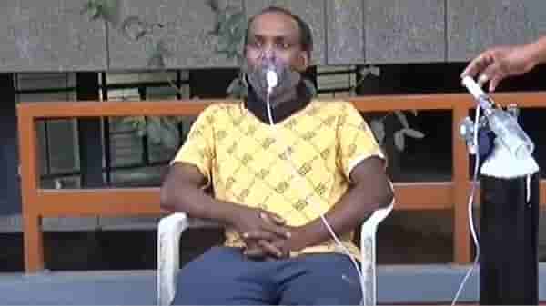 ऑक्सिजन सिलेंडर घेऊन कोरोना रुग्णाचा महापालिकेसमोर ठिय्या, बेड मिळत नसल्याने आंदोलनाची वेळ!