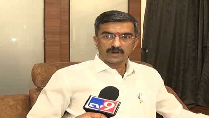 साताऱ्यात कोरोना प्रतिबंधक लसीकरण मोहीम अधिक गतिमान होणार, पालकमंत्री शंभूराज देसाईंच्या सूचना