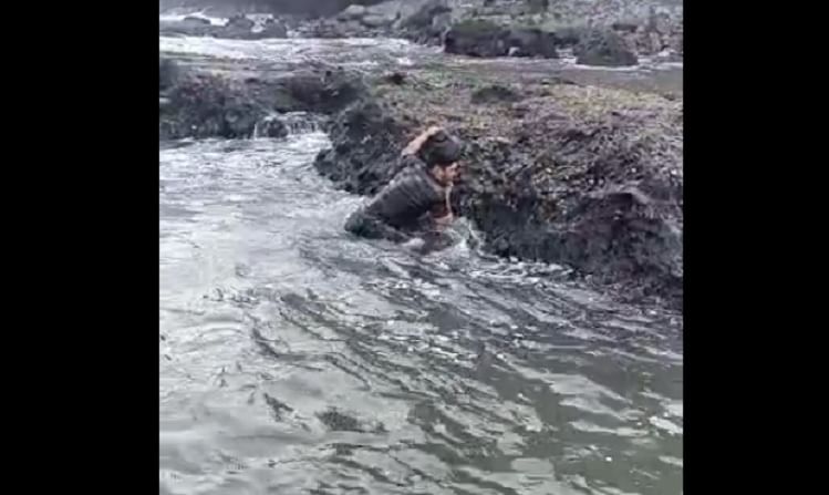 VIDEO : मासे पकडण्यासाठी समुद्रात गेला आणि खडकावरच अडकला, पुढे जे घडलं तुम्हीच पाहा