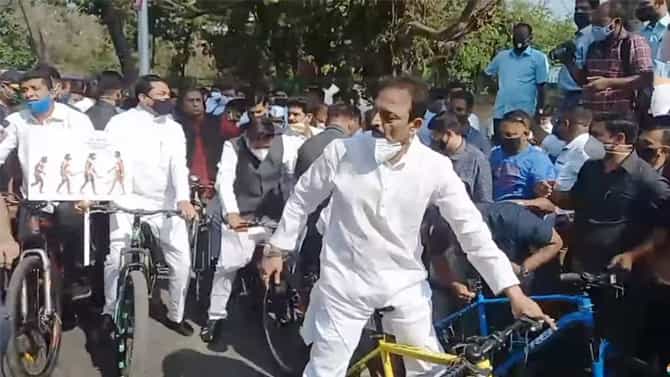 आपण पुन्हा आदिमानवांच्या दिशेने जात आहोत का?; काँग्रेसची सायकल रॅली