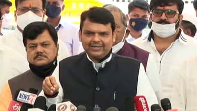 त्या दोन गोष्टी देवेंद्र फडणवीसांच्या हाती लागल्याने सत्ताधाऱ्यांच्या गोटात खळबळ