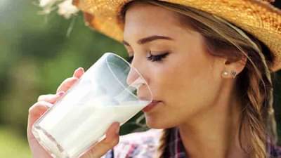 Skimmed  Milk | स्किम्ड दुधाचे सेवन करताय? थांबा! आधी जाणून घ्या याचे दुष्परिणाम...
