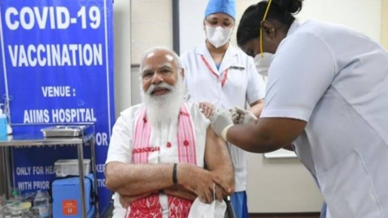 पीएम मोदी यांनी कोरोनाच्या लसीचा पहिला डोस दिल्लीच्या एम्स रुग्णालयात घेतला.
