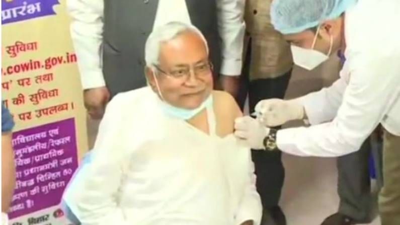 मुख्यमंत्री नितीश कुमार यांनी पाटण्यांच्या आयजीआयएमएसमध्ये कोरोनाच्या लसीचा पहिला डोस घेतला आहे. लस घेतल्यानंतर ते 30 मिनिटे निरीक्षणामध्ये होते.