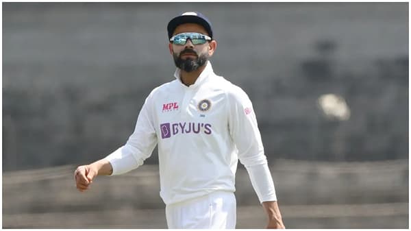 विराट कोहली. टीम इंडियाचा कर्णधार. विराट सक्रिय खेळाडूंपैकी सर्वाधिक शतक लगावणारा फलंदाज आहे. विराटच्या नावावर एकूण 71 शतकांची नोंद आहे. पण गेल्या काही महिन्यांपासून विराट शतक लगावण्यात अपयशी ठरतोय. 15 महिन्यांपासून विराटची शतकाची पाटी कोरीच आहे. विराटने अखेरचं आंतरराष्ट्रीय शतक हे 22नोव्हेंबर 2019 मध्ये झळकावलं होतं. त्यामुळे शतक न लगावणं विराट आणि त्याच्या समर्थकांसाठी डोकेदुखी ठरत आहे.