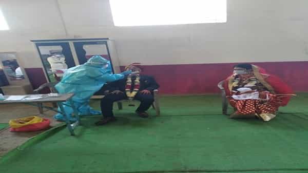नागपूर जिल्ह्यातील नरखेड तालुक्यातील सावरगाव येथे नुकत्याच पार पडलेल्या लग्नसमारंभात वऱ्हाड्यांची कोरोनो टेस्ट करण्यात आली.