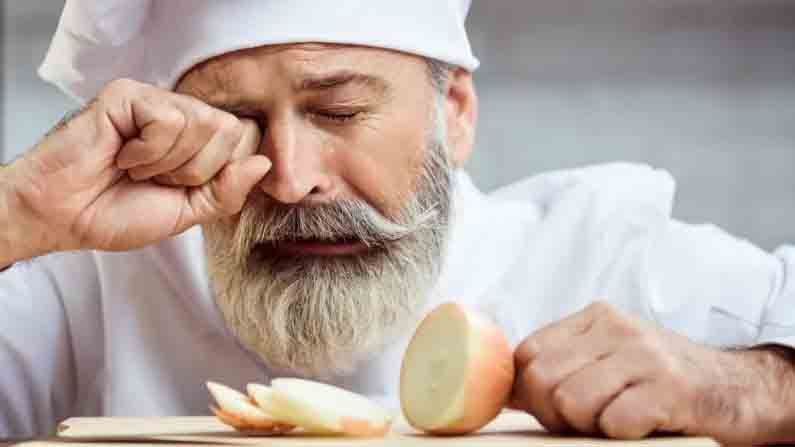Onion Hacks | कांदे कापताना डोळ्यांतून घळाघळा अश्रू येतात? मग, ट्राय करा ‘या’ सोप्या टिप्स!