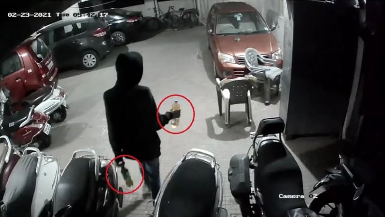 इंधन दरवाढ होताच चोरांची चांदी, नवी मुंबईत गाडीतून पेट्रोल चोरीची घटना CCTV मध्ये कैद