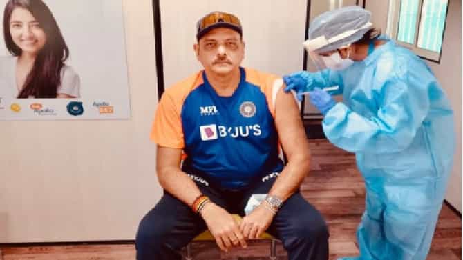 Ravi Shastri | रवी शास्त्रींना कोरोना लस, नेटिझन्स म्हणतात आधी डोस घेऊन आलात का?