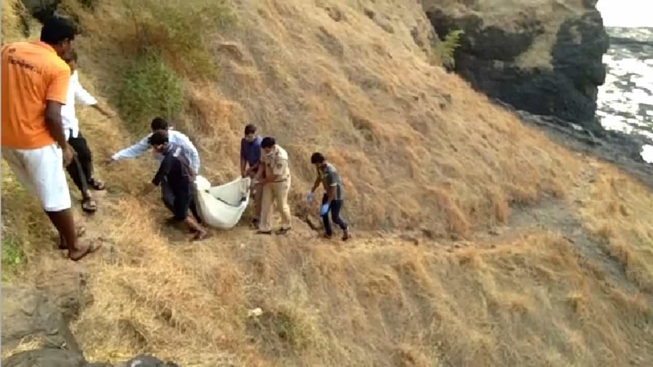 VIDEO | भगवती किल्ल्यावरुन तरुणी 200 फूट खोल दरीत, मृतदेहाजवळ केकचा बॉक्स सापडला