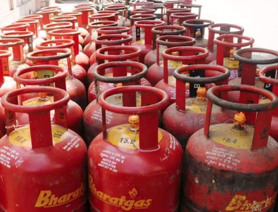 LPG Cylinder Price : गॅस सिलिंडरच्या दरात मोठी कपात, नवे दर काय?