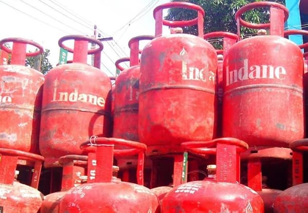 LPG Cylinder Price: सिलिंडर महागलंय, त्रस्त आहात?, मग स्वस्तात गॅस बुक करण्यासाठी ही ट्रिक वापरा