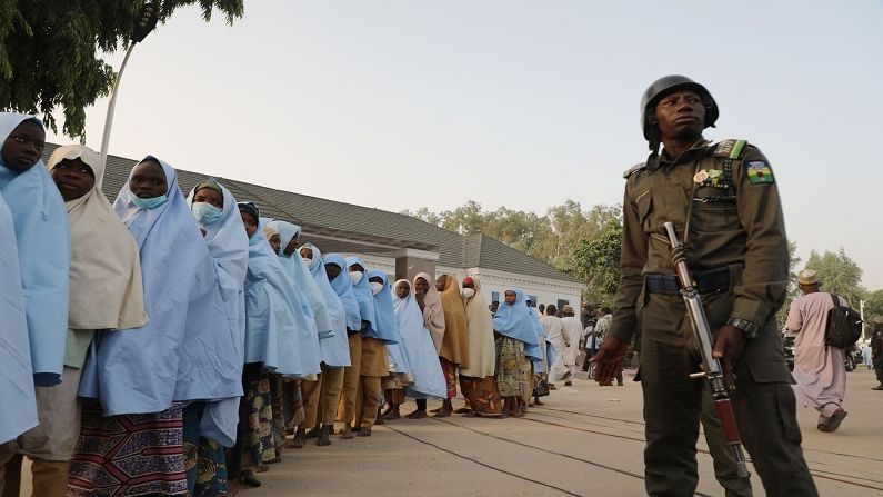 नायजेरियात 279 शाळकरी मुलींचं अपहरण, बंदुकधाऱ्यांच्या छळ छावणीतून 4 दिवसांनी सुटका