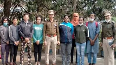 कधी रेल्वेत नाचत-गात पैसे मागत होते, आता खाकी वर्दी घालून करणार नागरिकांचं रक्षण!