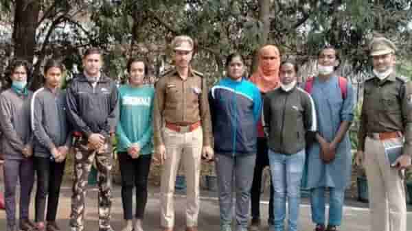 कधी रेल्वेत नाचत-गात पैसे मागत होते, आता खाकी वर्दी घालून करणार नागरिकांचं रक्षण!
