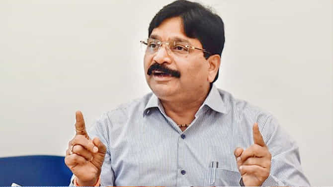 अचानक ईडीचे अधिकारी आले, सकाळी सकाळीच रेड; कोण आहेत रवींद्र वायकर?