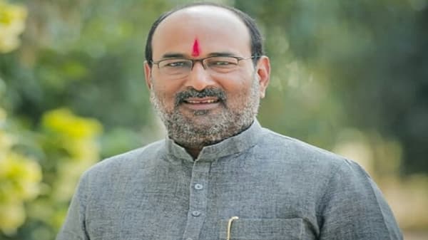 आधी राष्ट्रवादीशी जवळीकीची चर्चा, आता संजयकाकांनाच भाजपकडून करेक्ट कार्यक्रमाची सुपारी