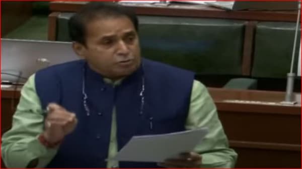 त्या महिलेनेच अंगातील झगा काढला, गृहमंत्र्यांनी सांगितलं जळगाव वसतीगृहात त्यादिवशी नेमकं काय घडलं?
