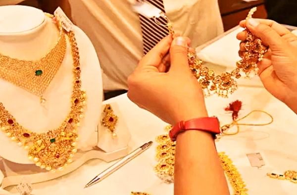 गुरुवारी सोन्याची किंमत (Gold Price on 4 March 2021) - दिल्ली बुलियन मार्केटमध्ये गुरुवारी सोन्याची किंमत 44,589 रुपयांवरून 44,372 रुपयांवर घसरली. अशा प्रकारे सोन्याच्या किमती 217 रुपयांनी खाली आल्यात. 