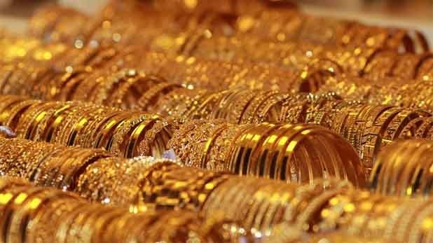 गुरुवारी सोन्या-चांदीच्या किमतींमध्ये मोठी घसरण झाली. गुरुवारी दिल्ली बुलियन मार्केटमधील सोन्याच्या दहा ग्रॅम (Gold Rate) 217 ​​रुपयांवर घसरला. सोन्याप्रमाणेच चांदीही स्वस्त झाली. एक किलो चांदीची किंमत (Silver Price) 1,217 रुपये झाली. 