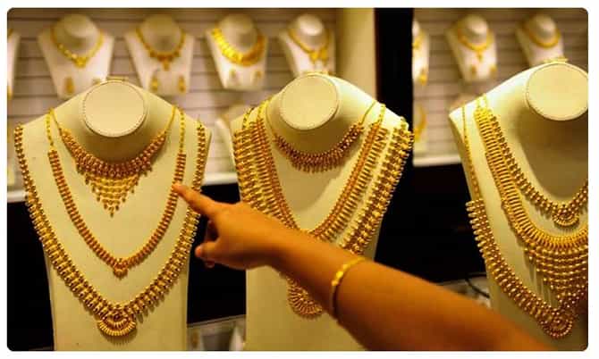 Gold Price Today : ऐन लग्नसराईत सोन्या-चांदीच्या किंमती आणखी घसरल्या, आताच पाहा ताजे दर