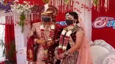 लग्नाला फक्त 50 जण, शोभेच्या वस्तूंऐवजी कोरोनाचे पोस्टर्स; जळगावातल्या अनोख्या विवाह सोहळ्याची राज्यात चर्चा