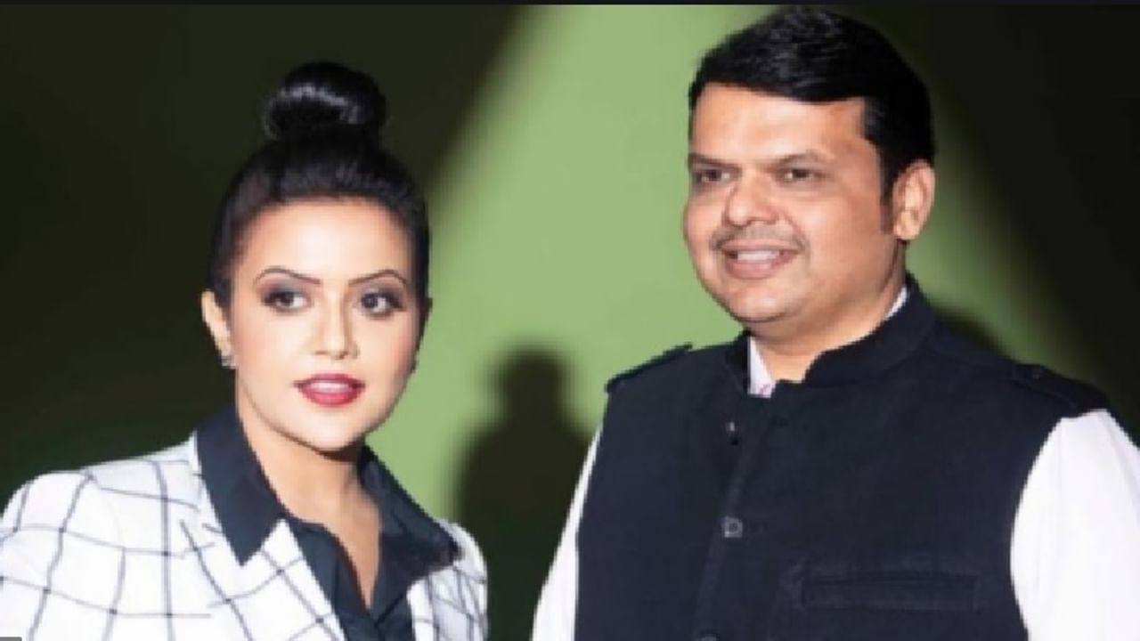  विरोधीपक्ष नेते देवेंद्र फडणवीस यांच्या पत्नी अमृता फडणवीस (Amruta Fadnavis) कायम सोशल मीडियावर चर्चेत असतात.