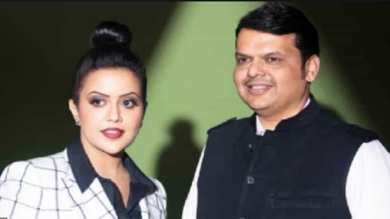 विरोधीपक्ष नेते देवेंद्र फडणवीस यांच्या पत्नी अमृता फडणवीस (Amruta Fadnavis) कायम सोशल मीडियावर चर्चेत असतात.