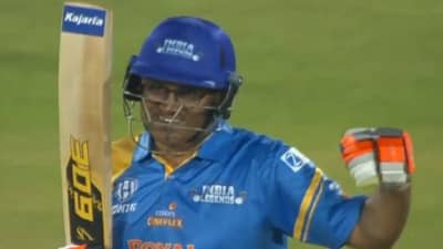 Video: सेहगाव सचिन जोडी पुन्हा मैदानात, वीरुनं पुन्हा ठोकलं, सिक्स मारुन फिफ्टी, पाहा तो व्हिडीओ