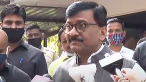 फडणवीस बॉम्ब घेऊन आले, तो भिजलेला लवंगी फटाका निघाला, त्याला वातही नव्हती; राऊतांची खोचक टीका