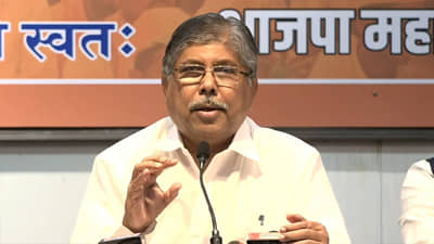 रश्मी शुक्ला यांचं फोन टॅपिंग चुकीचं होतं तर सरकार इतके दिवस गप्प का होतं? चंद्रकांत पाटलांचा सवाल