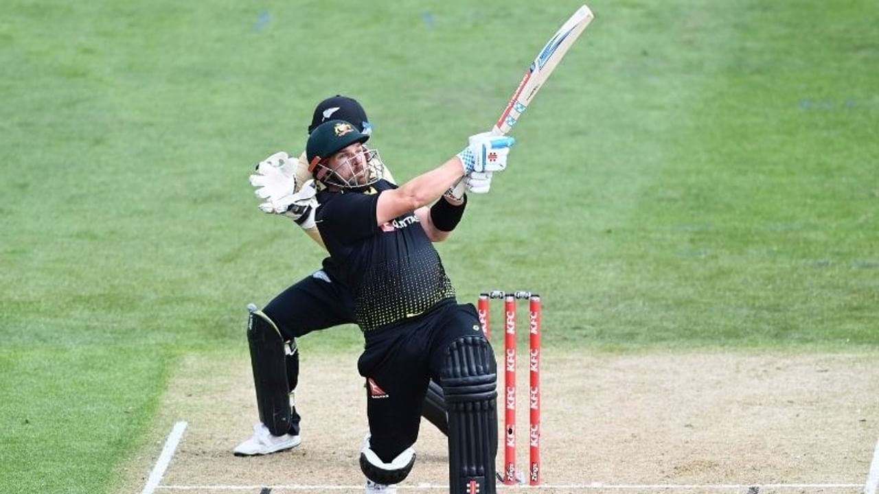 ऑस्ट्रेलियाचा कर्णधार अ‍ॅरॉन फिंचने न्यूझीलंड विरुद्धच्या चौथ्या टी 20 सामन्यात 4 षटकार खेचले.  यासह फिंचने टी 20 क्रिकेटमध्ये 100 सिक्सचा टप्पा पार केला. अशी कामगिरी करणारा तो सहावा फलंदाज ठरला. फिंचच्या नावे 103 सिक्स आहेत.