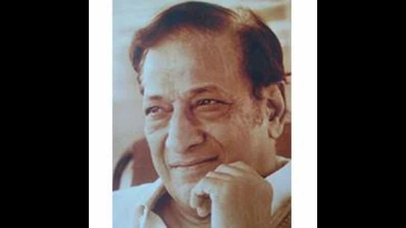 ज्येष्ठ अभिनेते श्रीकांत मोघे यांचं आज वृद्धापकाळाने निधन झालं. पुण्यातील राहत्या घरी त्यांनी अखेरचा श्वास घेतला. वयाच्या 91 व्या वर्षी त्यांचे निधन झाले. श्रीकांत मोघे यांनी रंगभूमी आणि चित्रपट क्षेत्रात अर्धशतकाहून अधिक काळ रसिकांवर अभिनयाचा ठसा उमटवला.