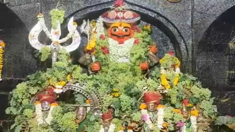 महाराष्ट्राचे कुलदैवत असणाऱ्या जेजुरीतील गडावर खंडेरायाच्या गाभाऱ्याला आकर्षक आणि सुंदर अशी द्राक्षांची आरास करण्यात आली.