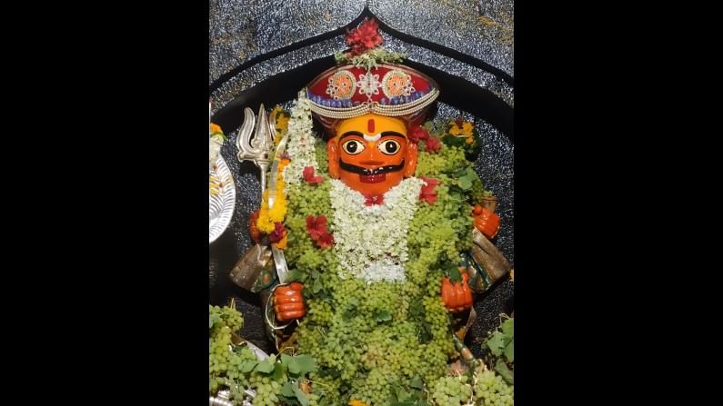 देवाचा गाभाऱ्यात द्राक्षांचे व द्राक्षांच्या पानांची सुंदर आरस करण्यात आली आहे. 