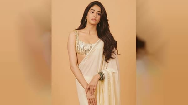 बॉलिवूड अभिनेत्री आणि अभिनेत्री श्रीदेवी यांची मुलगी जान्हवी कपूर सध्या सोशल मीडियावर आपल्या लूक्सचा जलवा दाखवतेय.