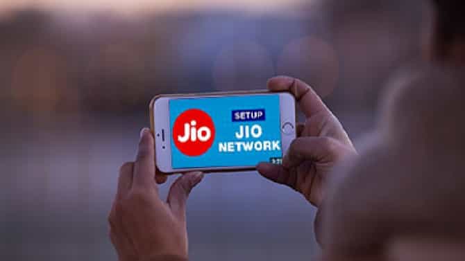 Jio च्या ढासू प्लॅनमध्ये दररोज 2GB डेटा, अनलिमिटेड कॉलिंगसह LIVE क्रिकेट मॅच पाहा