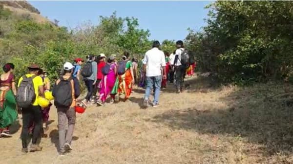 दरवर्षी 8 मार्च हा दिवस जागतिक महिला दिन म्हणून साजरा केला जातो. महिला दिनाचे औचित्य साधत एका महिलांच्या ग्रुपने चक्क नऊवारी साडी परिधान करत रॅपलिंगचा थरार अनुभवला. आधी घाम काढणारी चढाई आणि मग रॅपलिंगचा थरार ड्रोन कॅमेऱ्यात कैद झाला आहे.