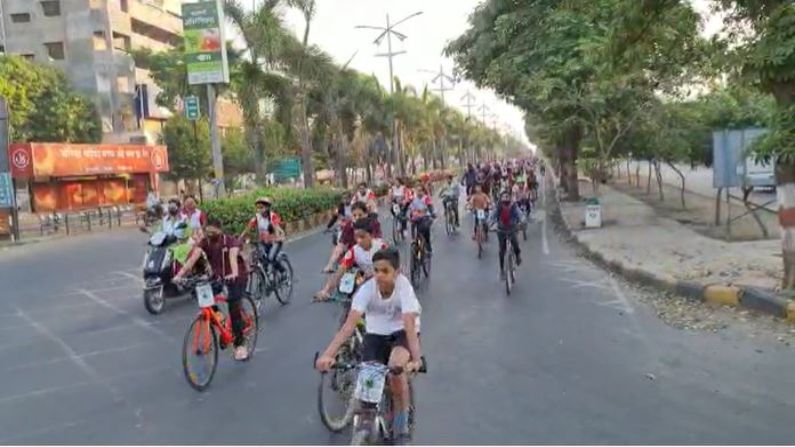 बारामतीत आयोजित केलेल्या या सायकल रॅलीत 300 महिलांनी सहभाग नोंदवला.