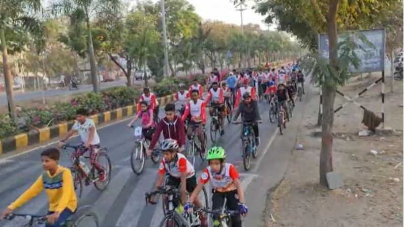 जागतिक महिला दिनाचं औचित्य साधत बारामती सायकल क्लब, एन्व्हार्यमेंटल फोरम ऑफ इंडिया आणि भगिनी मंडळाच्या वतीनं ही सायकल रॅली काढण्यात आली होती. 