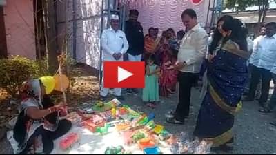 VIDEO | चिमुकल्यांचा हट्ट पुरवत दत्तामामा, मंत्री भरणेंकडून दोन हजारांची खेळणी भेट